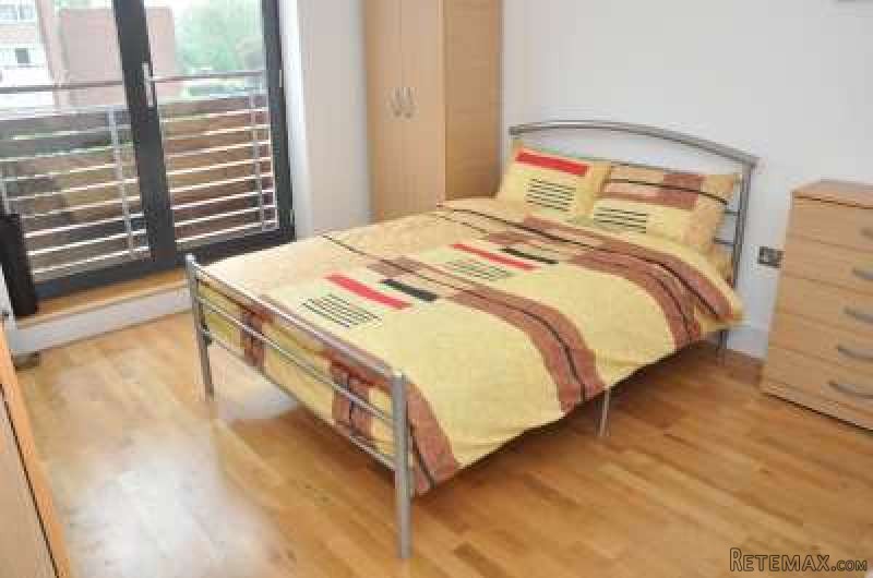 Single with double bed near Canary..