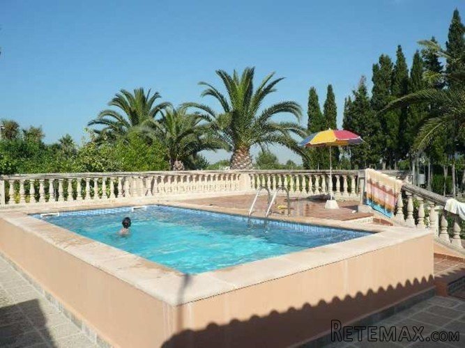 Country house with over 5000m2 of land and pool. House..