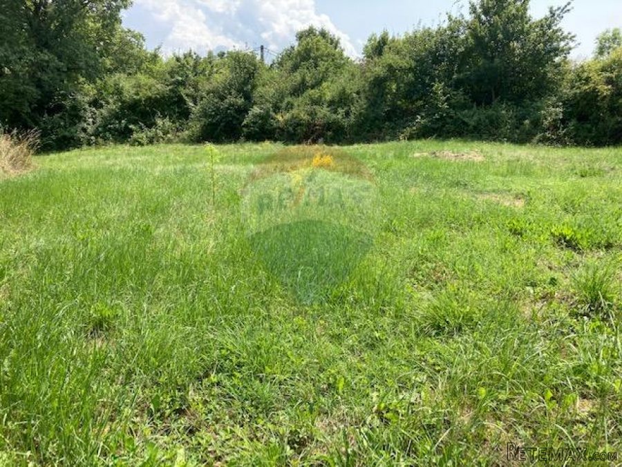 Grožnjan, građevinsko zemljište površine 1418 m2 s idejnim p
