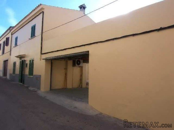 Quietly located townhouse plus plot of 160m2. 250 m2..