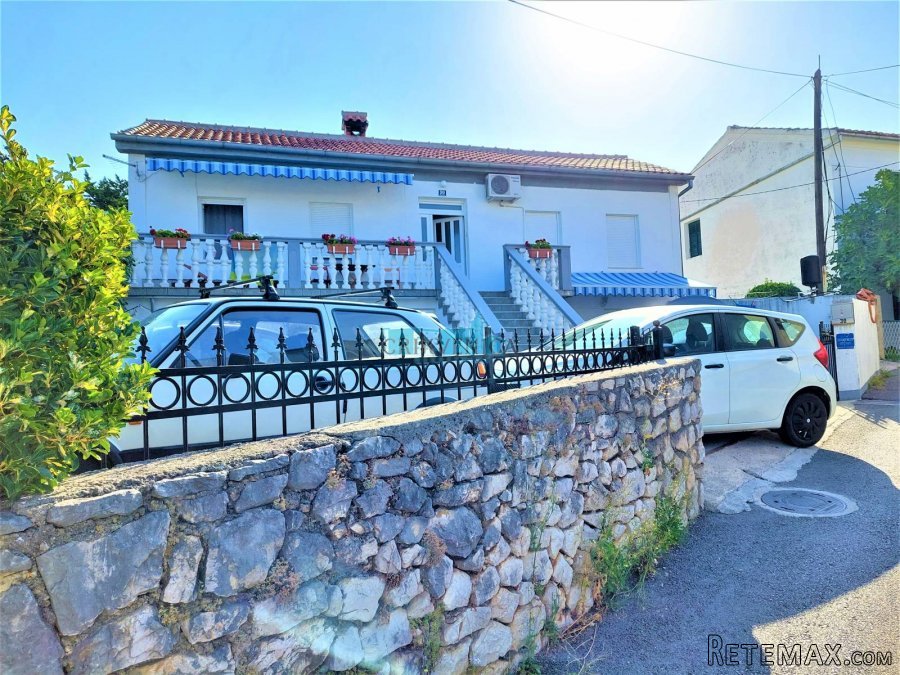 Jadranovo - kuća s tri stana, pomoćna zgrada, parking