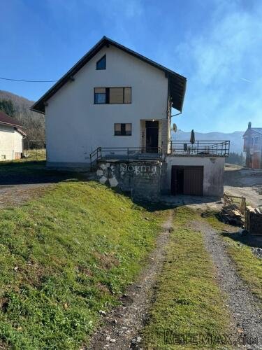 Kuća na najboljoj poziciji sa projektom za stambeno poslovni
