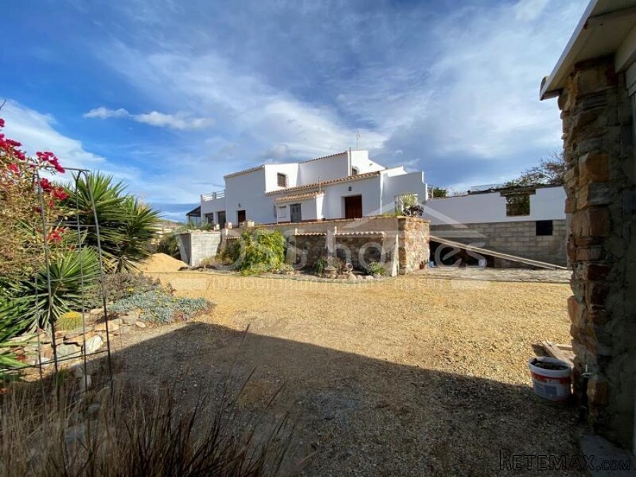 NEW & EXCLUSIVE LISTING TO VOSS HOMES - A large.. - 8