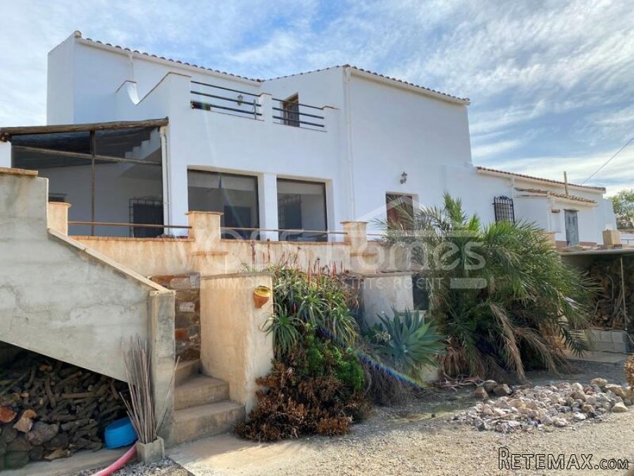 NEW & EXCLUSIVE LISTING TO VOSS HOMES - A large.. - 9