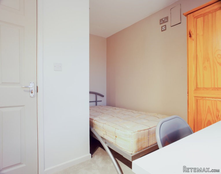 Single with single bed near Ealing..