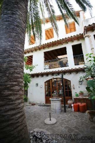 Two adjacent houses in the village of Campanet with great..