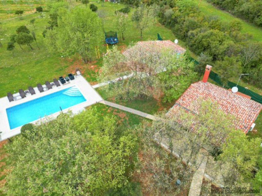 Rovinj,7km ,2 prizemnice na 21750m2 okućnice - 2