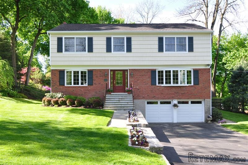 5 bedroom House For Sale: 4 Meadow..