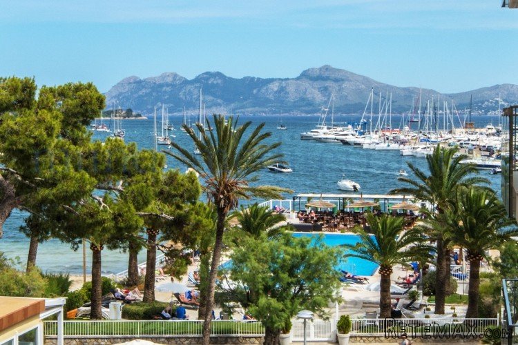 Excellent apartment with sea views. Located on the third..