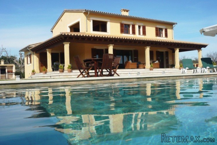 28.000m2 plot with a 400m2 country home and private pool in..