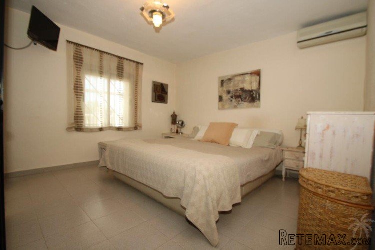 This unique finca with 2 guests houses on a plot of 2000m².. - 4