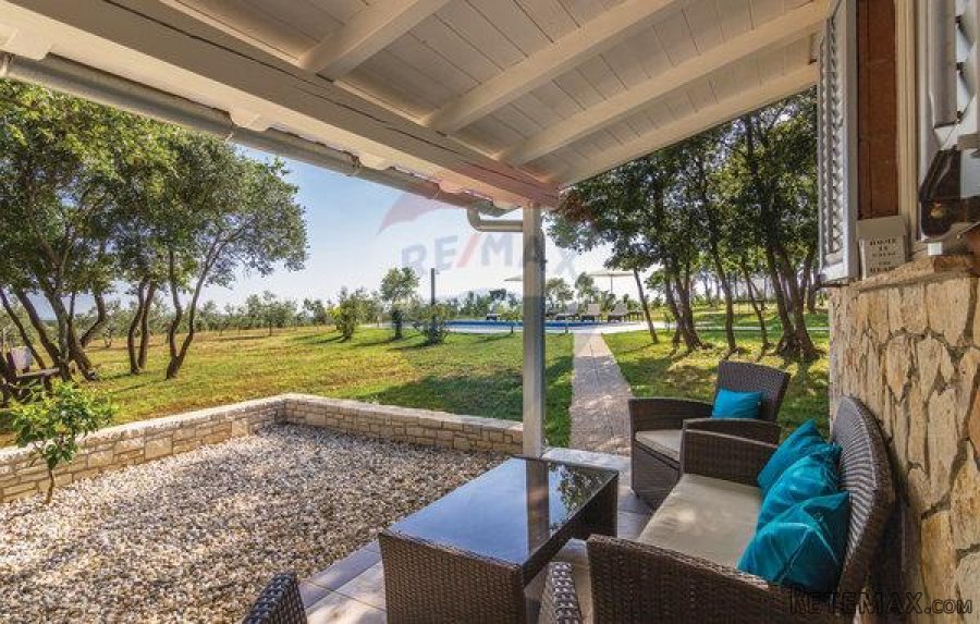 Rovinj,7km ,2 prizemnice na 21750m2 okućnice - 5