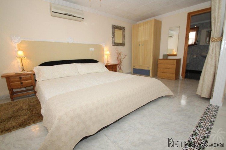 This unique finca with 2 guests houses on a plot of 2000m².. - 5