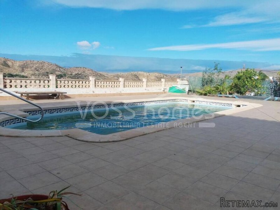 NEW LISTING TO VOSS HOMES - A spacious, 3 bed, 2 bath villa.. - 6