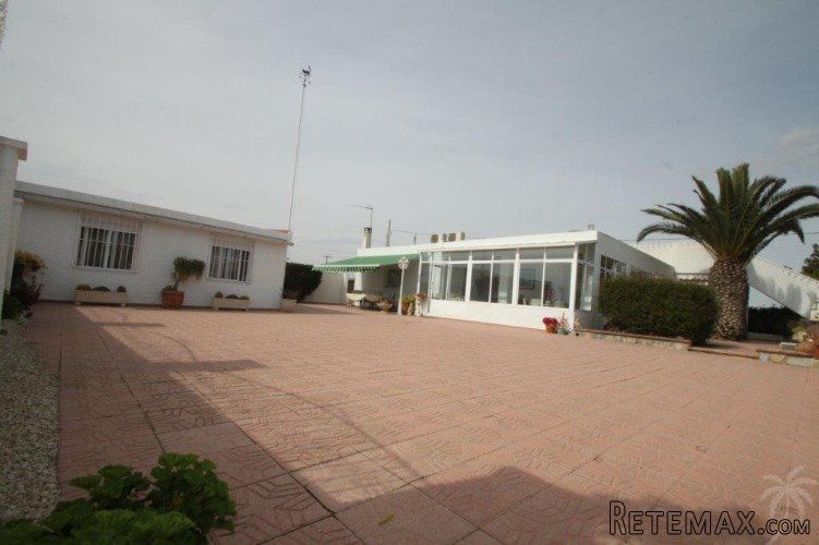 This unique finca with 2 guests houses on a plot of 2000m².. - 7