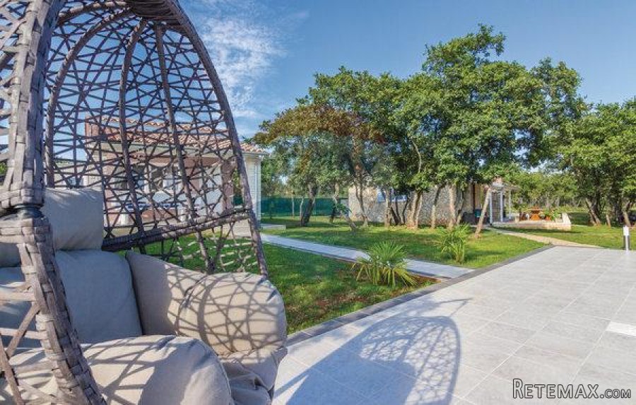 Rovinj,7km ,2 prizemnice na 21750m2 okućnice - 8