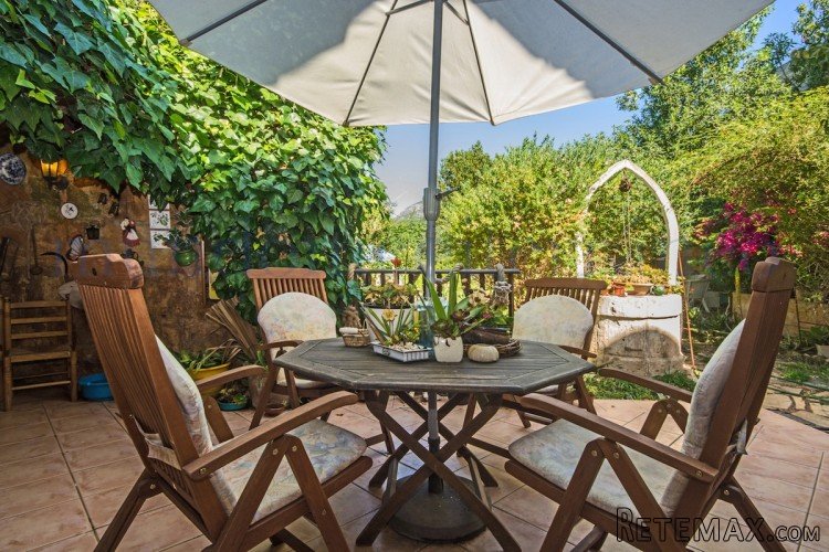 Townhouse with lovely garden in Campanet, the house has..
