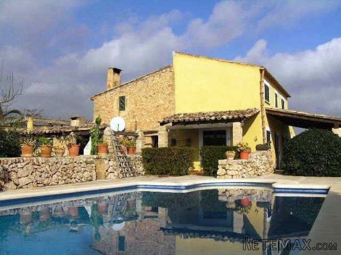 Hundred-year-old typical mallorquin country house. Four..