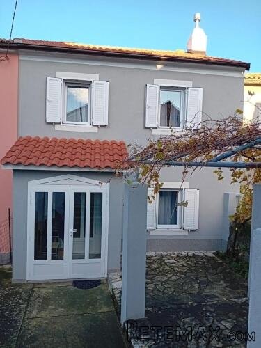 Otok Krk,Omišalj, autohtona kuća 90 m2, kompletno renovirana