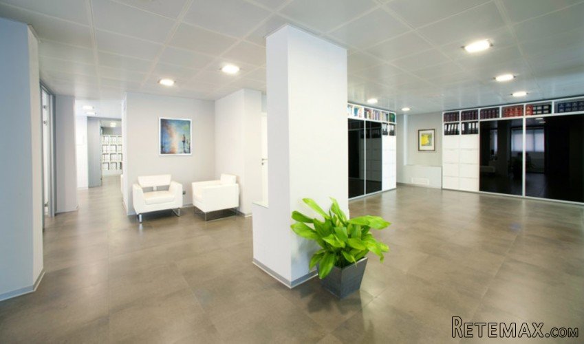 PROPIEDAD DE PLENO DOMINIO - Large office of approx. 250..