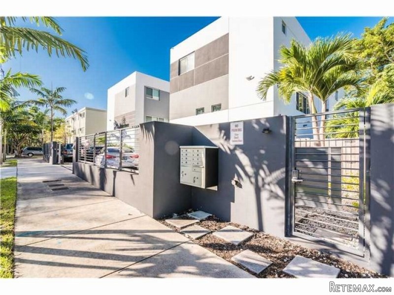 3 bedroom Town House For Sale: 7520 SW..