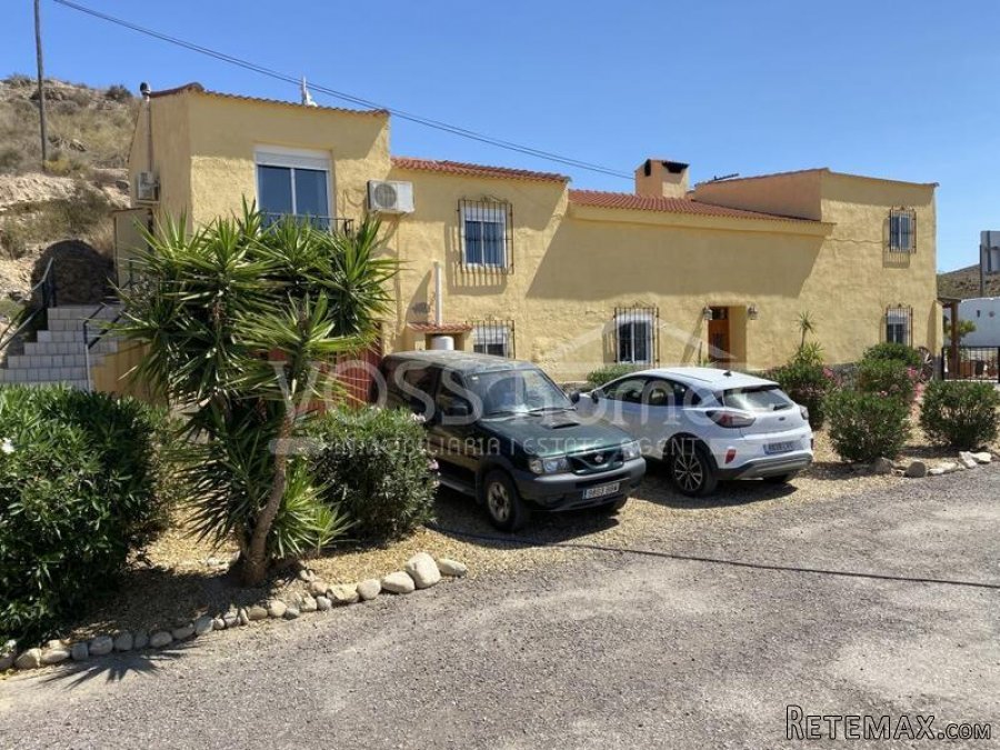NEW & EXCLUSIVE TO VOSS HOMES - A stunning, huge 358m2.. - 2