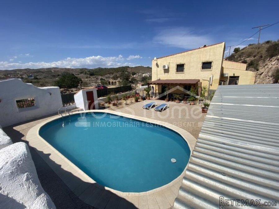NEW & EXCLUSIVE TO VOSS HOMES - A stunning, huge 358m2.. - 3