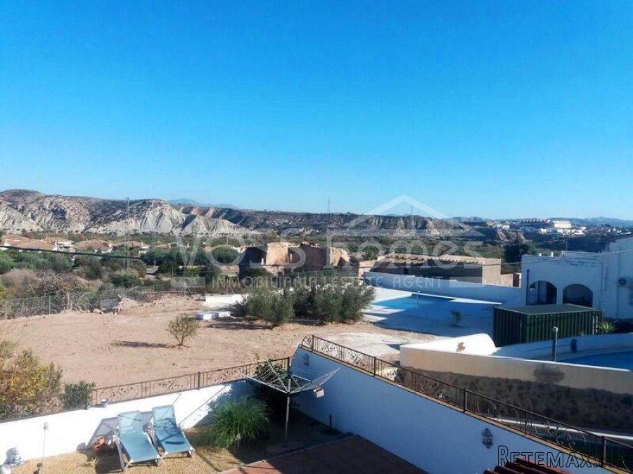 NEW LISTING TO VOSS HOMES - Large, 2 bed, 1 bath villa with.. - 3