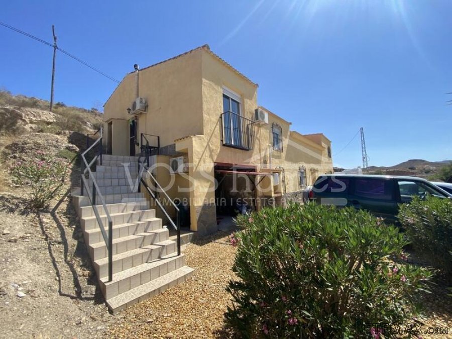 NEW & EXCLUSIVE TO VOSS HOMES - A stunning, huge 358m2.. - 5