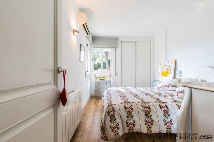 An apartment with sea views and a large terrace in Cas..