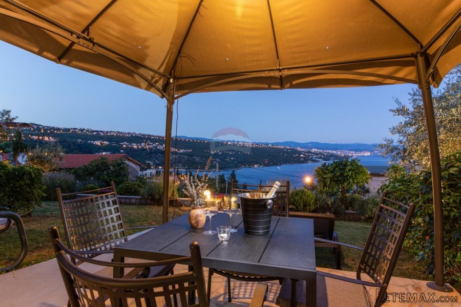 OPATIJA, Centar - Etaža Ville sa 4 apartmana sa prekrasnim p