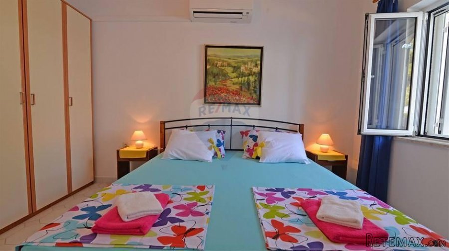 Mali Lošinj, samostojeća kuća sa šest apartmana - 7