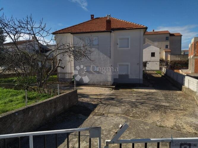 Srima - Dvije kuće na velikoj parceli u blizini plaže