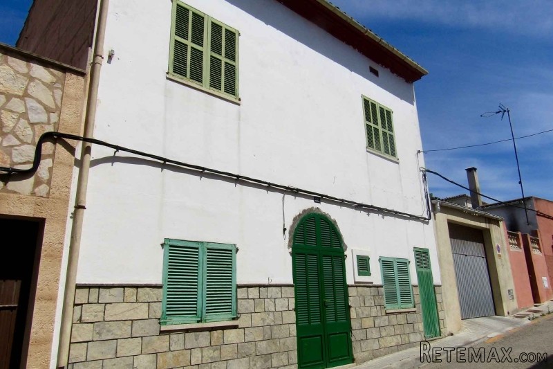 Town house to be renovated with large..