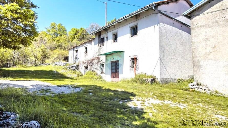 Istra,Slum-Autohtona kuća sa 5 h zemljišta