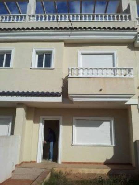 3 Bedroom 2 Bathroom Townhouse In..