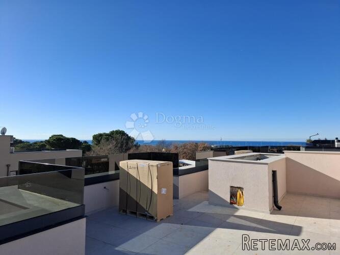 POREČ - Stan sa krovnom terasom i otvorenim pogledom na mor - 3