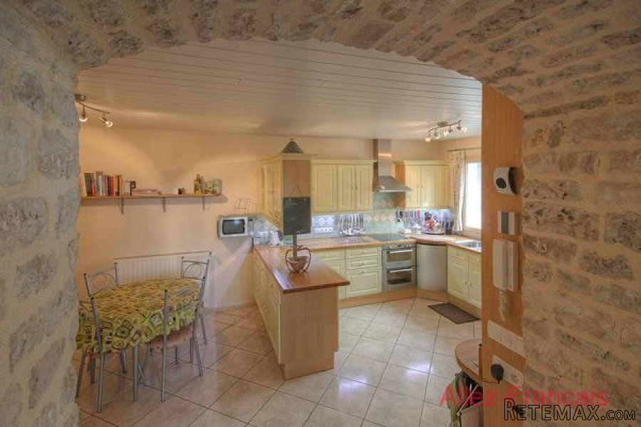 Brioux-sur-Boutonne (79) - Immaculate town property offering 5.. - 6