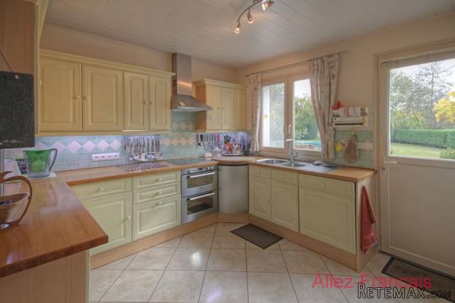 Brioux-sur-Boutonne (79) - Immaculate town property offering 5.. - 7