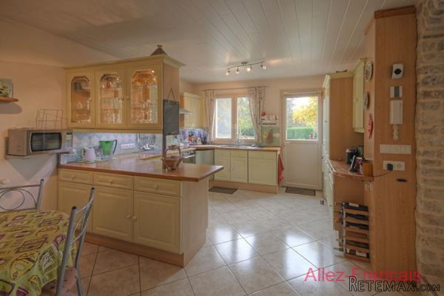 Brioux-sur-Boutonne (79) - Immaculate town property offering 5.. - 8