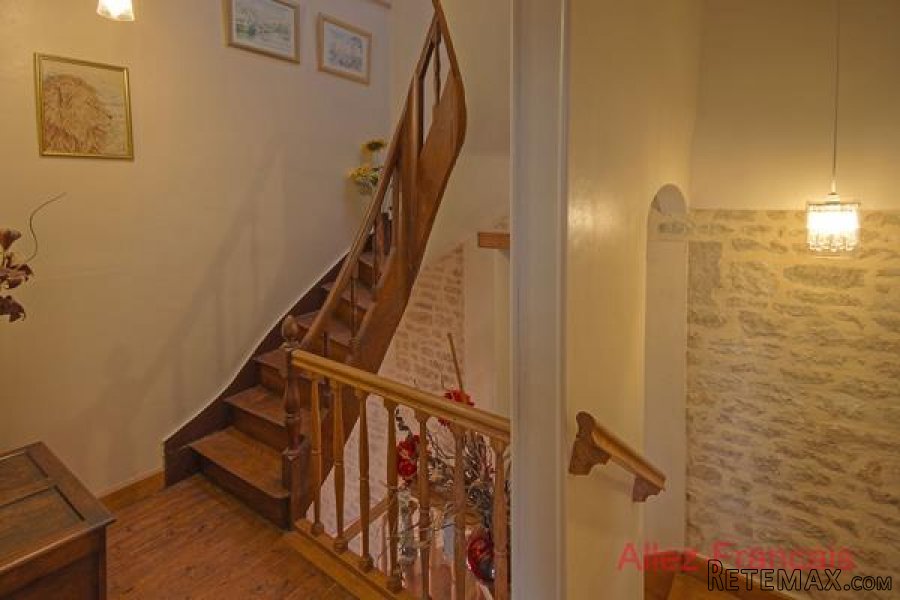 Brioux-sur-Boutonne (79) - Immaculate town property offering 5.. - 9