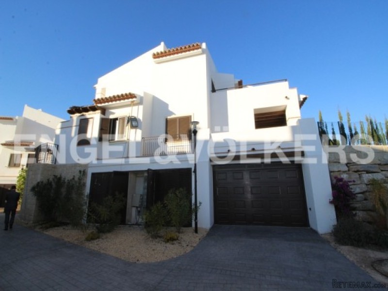 Fabulous Townhouse With Panoramic Views - 2