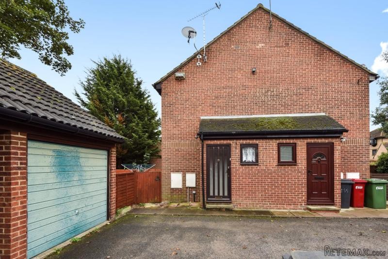 1 Bedroom House in Vicarage Way..