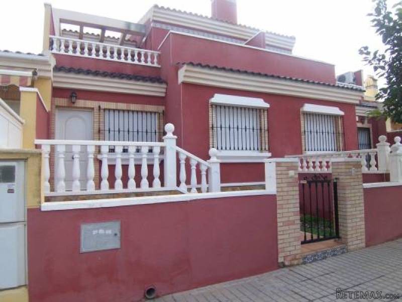 3 Bedroom 2 Bathroom Townhouse In..
