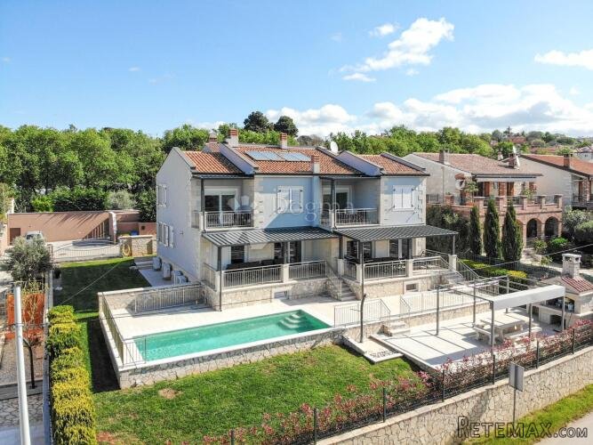 Poreč, luksuzna vila s 3 stana i otvorenim pogledom na more