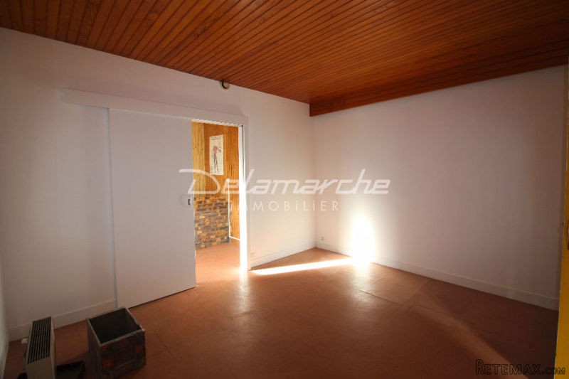 Located In A Town With Shops, Townhouse.. - 2