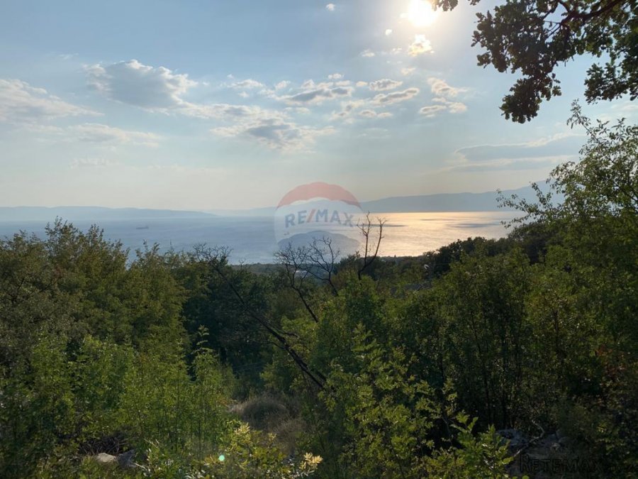 Hreljin - Građevinsko zemljište od 4.039m2 sa otvorenim pogl