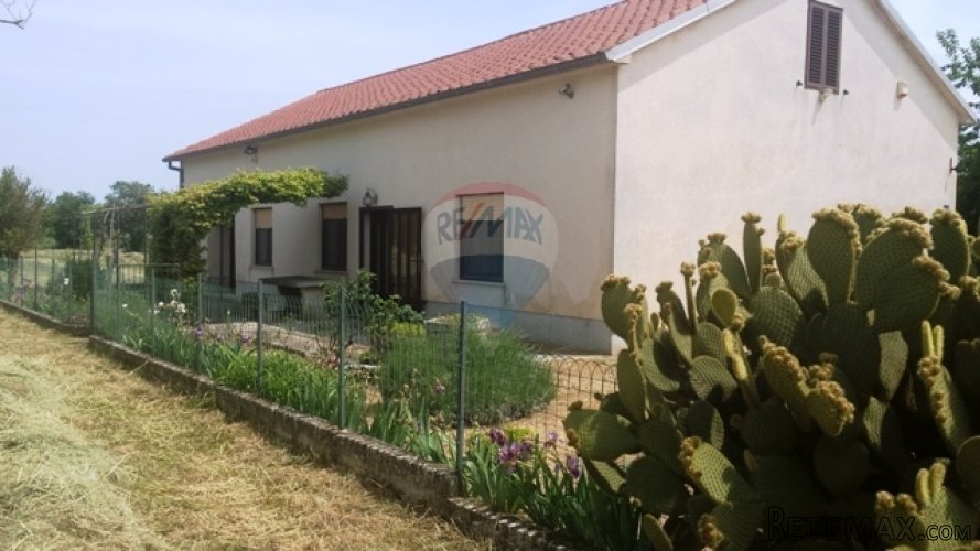 KUĆA SA 40 000 m2 ZEMLJIŠTA
