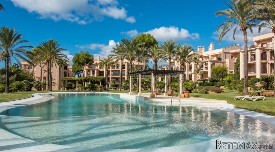 Beautiful garden apartment in a quiet gated community of..