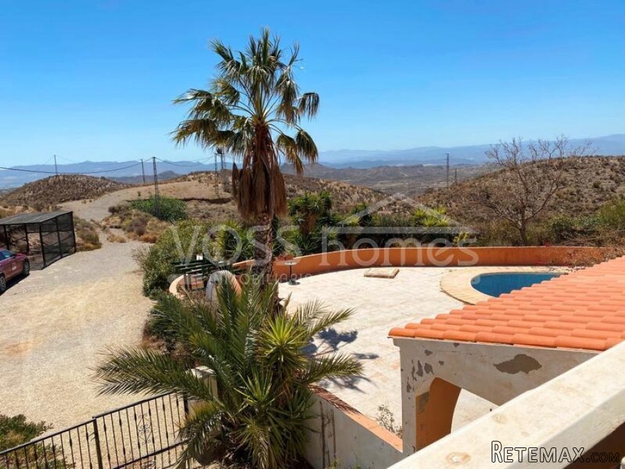 NEW & EXCLUSIVE LISTING FOR VOSS HOMES - A large, very.. - 6